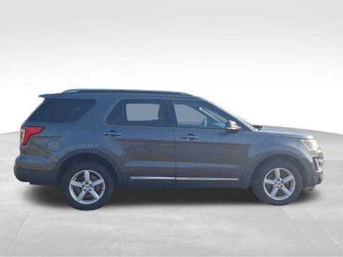Used 2017 Ford Explorer XLT w/ Equipment Group 202A image 7