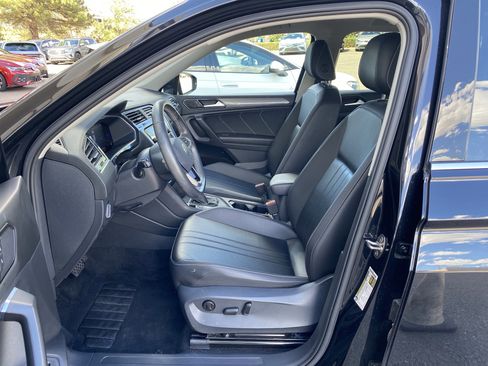 Used 2022 Volkswagen Tiguan SE w/ Panoramic Sunroof Package FWD image 27