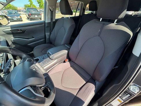 Used 2025 Toyota Highlander LE FWD image 38