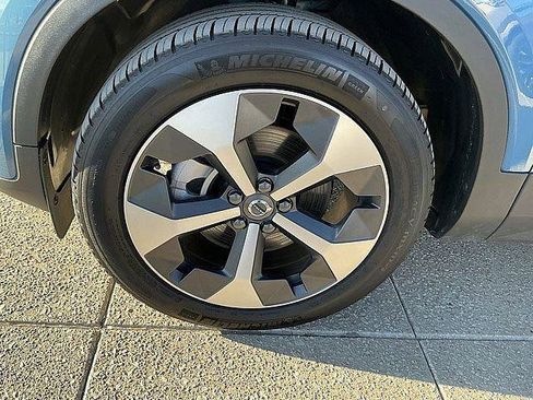Certified 2025 Volvo XC40 B5 Plus AWD/4WD image 13