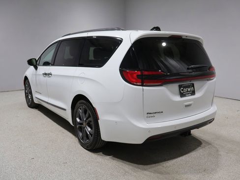 Used 2024 Chrysler Pacifica Touring-L w/ Road Tripper Package FWD image 5