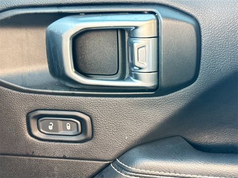 Used 2022 Jeep Wrangler Unlimited Sahara w/ Cold Weather Group image 19