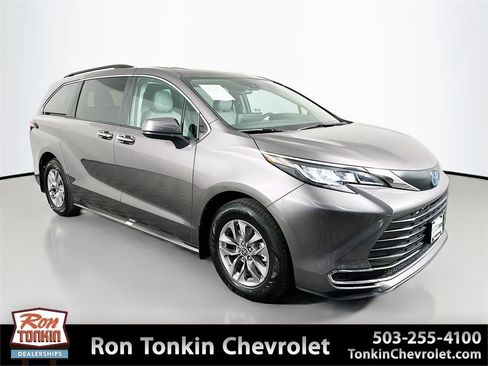 Used 2023 Toyota Sienna XLE image 1