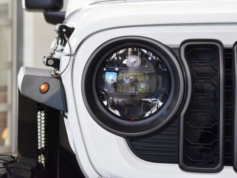 Used 2024 Jeep Wrangler Unlimited Rubicon image 10