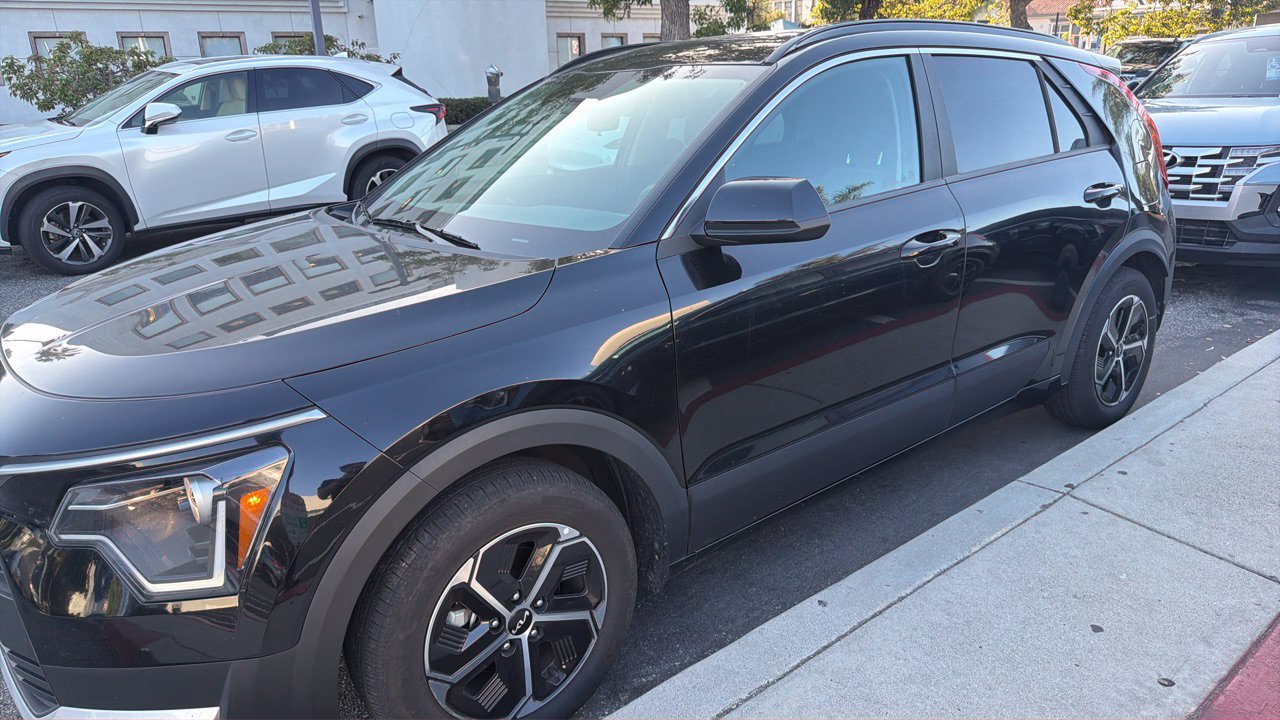 Certified 2024 Kia Niro LX FWD image 2
