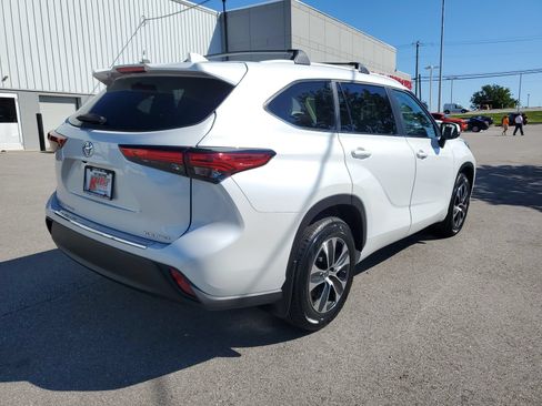 Used 2023 Toyota Highlander XLE AWD/4WD image 4