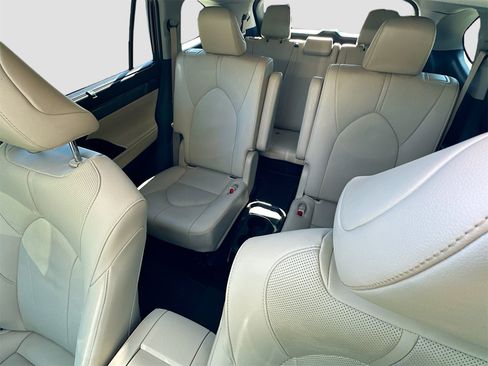 Used 2021 Toyota Highlander Limited image 22