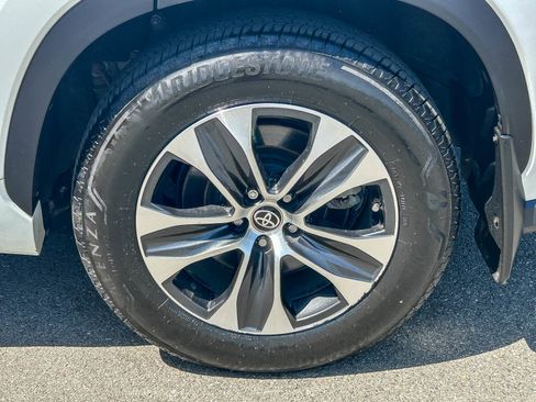Used 2022 Toyota Highlander XLE FWD image 11