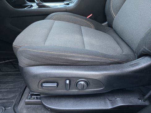 Used 2020 Chevrolet Traverse LT image 18