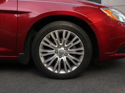 Used 2013 Chrysler 200 Limited FWD image 4