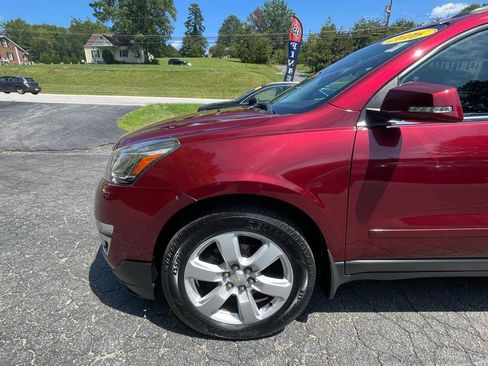 Used 2016 Chevrolet Traverse LT w/ Style and Technology Package FWD image 2