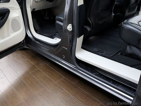 Used 2019 Chrysler Pacifica Limited FWD image 29
