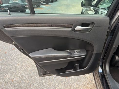 Used 2020 Chrysler 300 Limited image 17