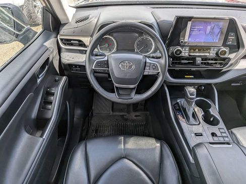 Used 2023 Toyota Highlander XLE FWD image 17