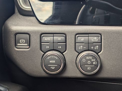 Used 2022 Chevrolet Silverado 1500 LT Trail Boss w/ Convenience Package II AWD/4WD image 15