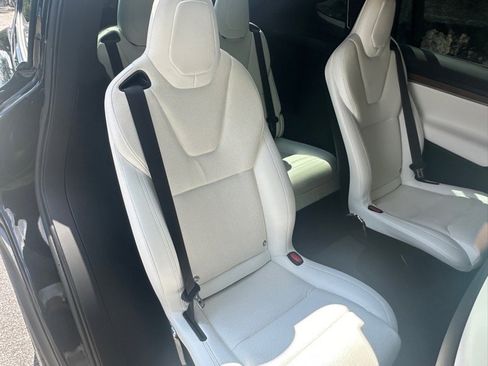 Used 2022 Tesla Model X image 58