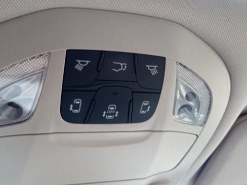Used 2020 Chrysler Pacifica Limited w/ Tire & Wheel Group FWD image 8