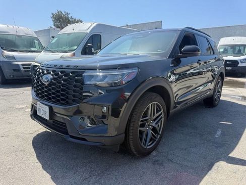 Used 2025 Ford Explorer ST-Line w/ ST-Line Street Pack AWD/4WD image 3