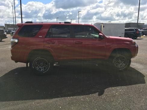 Used 2021 Toyota 4Runner SR5 AWD/4WD image 7
