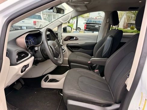 Used 2022 Chrysler Voyager LX image 4
