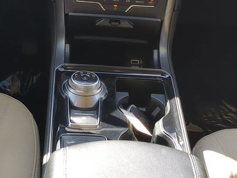 Used 2020 Ford Edge SE image 25