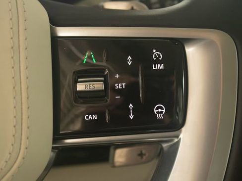 Used 2025 Land Rover Range Rover SE image 11