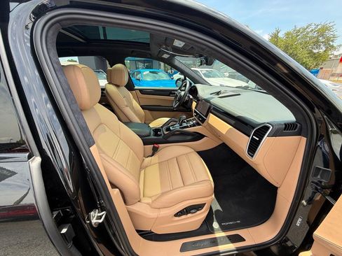 Used 2023 Porsche Cayenne GTS AWD/4WD image 33