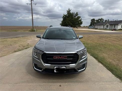 Used 2023 GMC Terrain SLE w/ Driver Convenience Package image 2