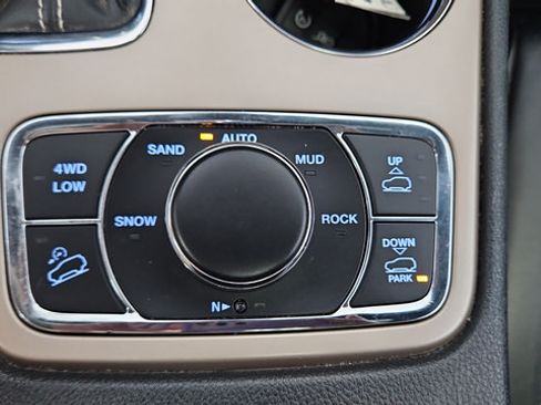 Used 2016 Jeep Grand Cherokee Overland AWD/4WD image 36