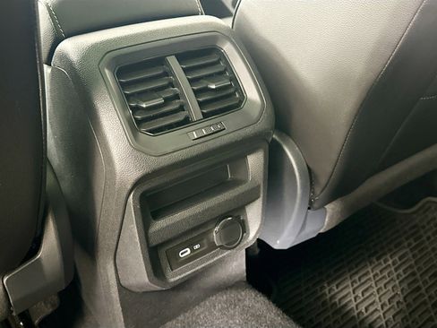 Used 2022 Volkswagen Tiguan SE image 34