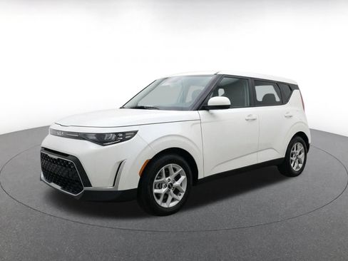 Used 2025 Kia Soul LX w/ LX Technology Package FWD image 3