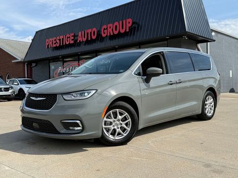 Used 2023 Chrysler Pacifica Touring-L FWD image 19