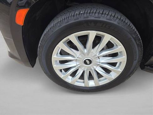 Used 2024 Cadillac Escalade ESV Luxury RWD image 25