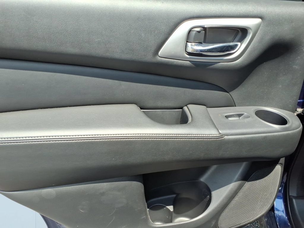 Used 2020 Nissan Pathfinder S FWD image 11