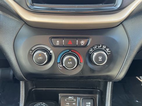 Used 2017 Jeep Cherokee Sport image 20