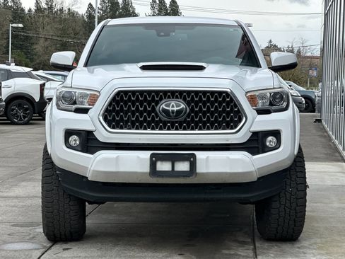 Used 2018 Toyota Tacoma TRD Sport w/ Technology Package image 8