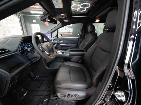 Used 2025 Toyota Sienna XLE Woodland Edition image 9