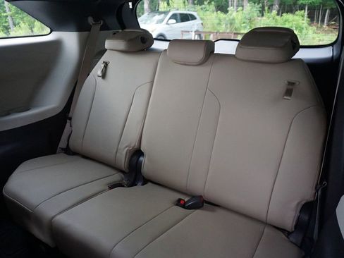 Used 2022 Toyota Sienna XLE FWD image 16