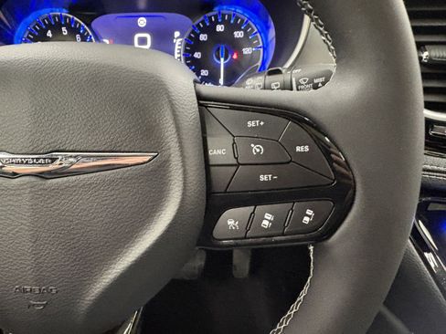 Used 2025 Chrysler Pacifica Limited image 34