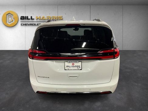 Used 2022 Chrysler Pacifica Touring-L image 11