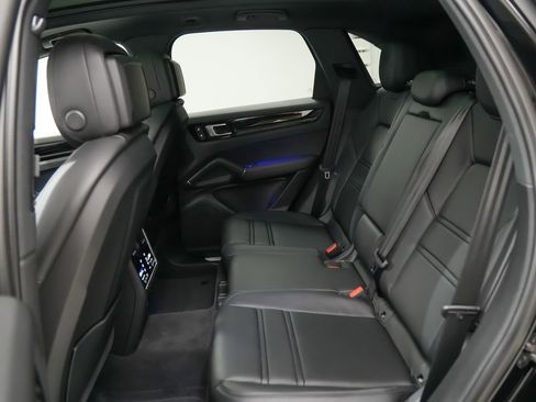 Certified 2023 Porsche Cayenne AWD/4WD image 17