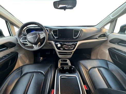 Used 2024 Chrysler Pacifica Touring-L image 19