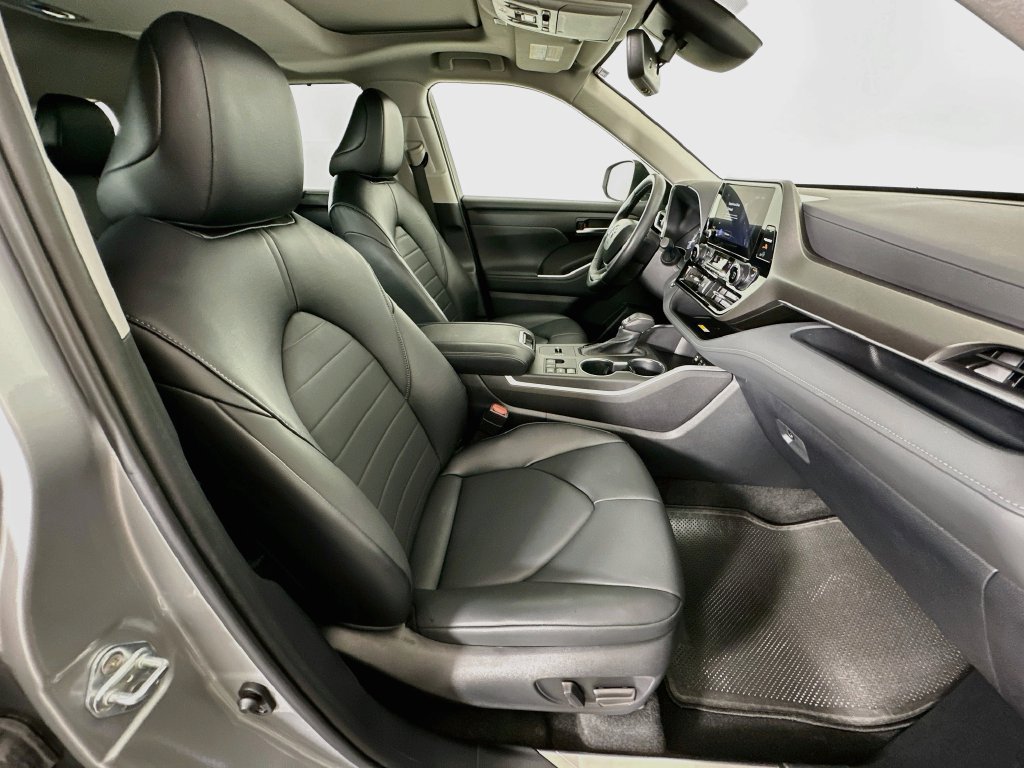 Used 2023 Toyota Highlander XLE FWD image 28