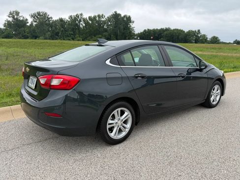 Used 2018 Chevrolet Cruze LT w/ Convenience Package FWD image 3