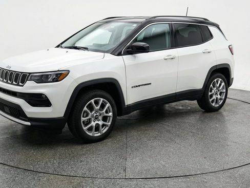 Used 2025 Jeep Compass Limited AWD/4WD image 3
