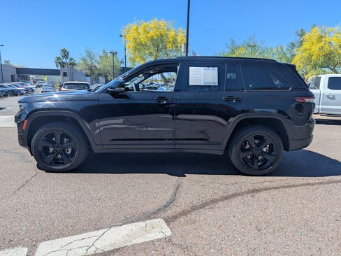 Used 2023 Jeep Grand Cherokee Altitude AWD/4WD image 5