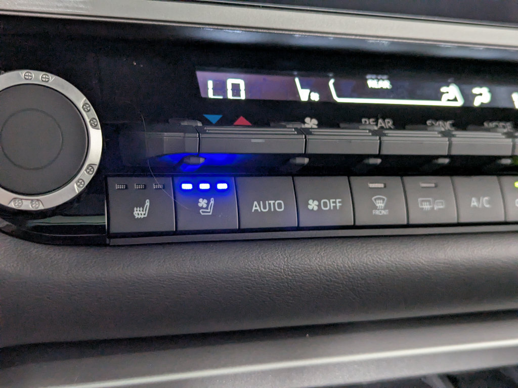 Used 2024 Toyota Sequoia Platinum AWD/4WD image 21