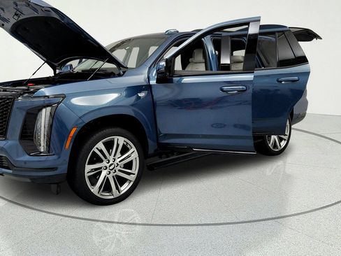 Certified 2026 Cadillac Escalade Platinum Sport w/ LPO, Floor Liner Package AWD/4WD image 9