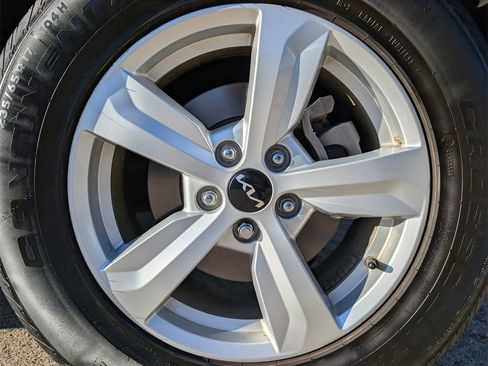 Used 2023 Kia Sorento LX image 7