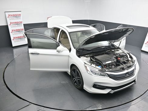 Used 2016 Honda Accord Touring image 25